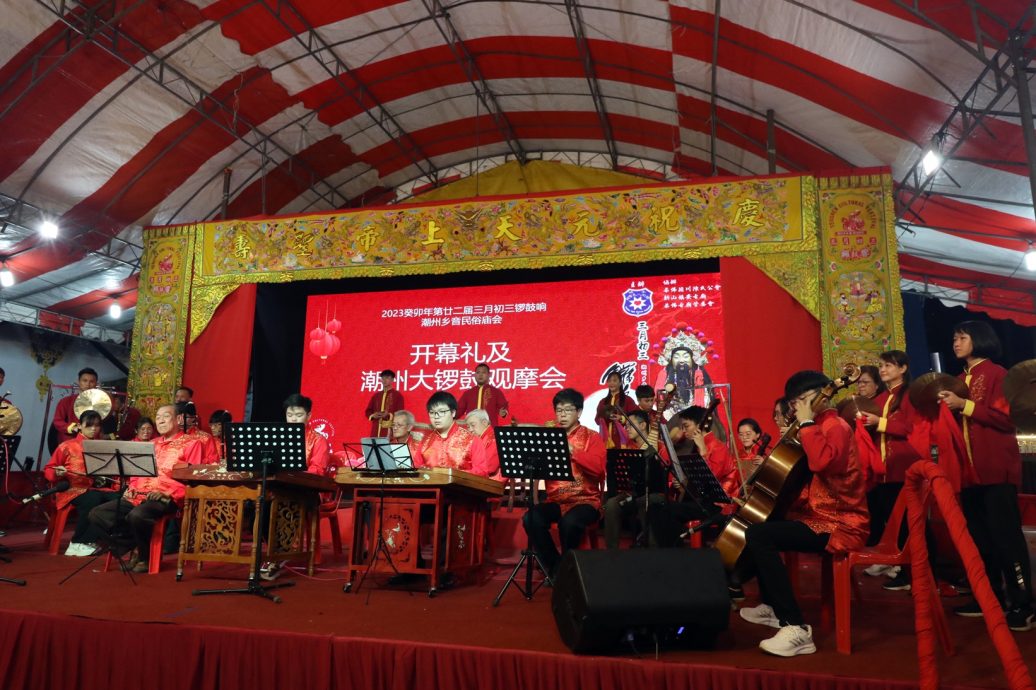 （已签发）柔：马新潮州大锣鼓队汇聚柔佛古庙，锣鼓喧天划破天际