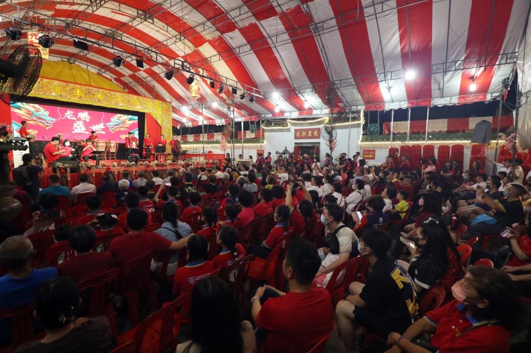 （已签发）柔：马新潮州大锣鼓队汇聚柔佛古庙，锣鼓喧天划破天际