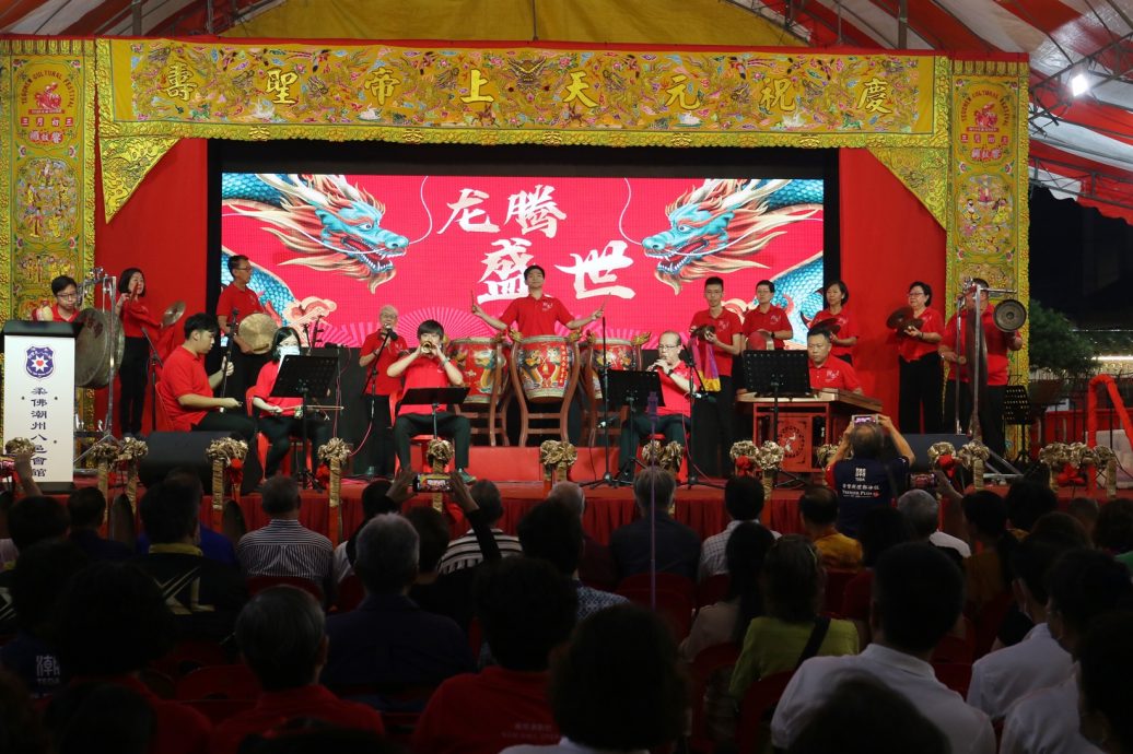 （已签发）柔：马新潮州大锣鼓队汇聚柔佛古庙，锣鼓喧天划破天际