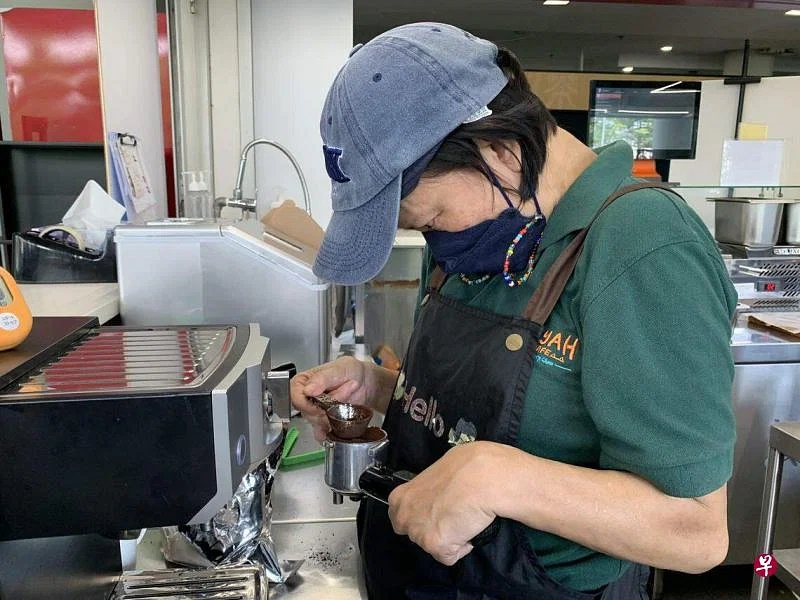 特需者经营食摊 切菜烹调样样行