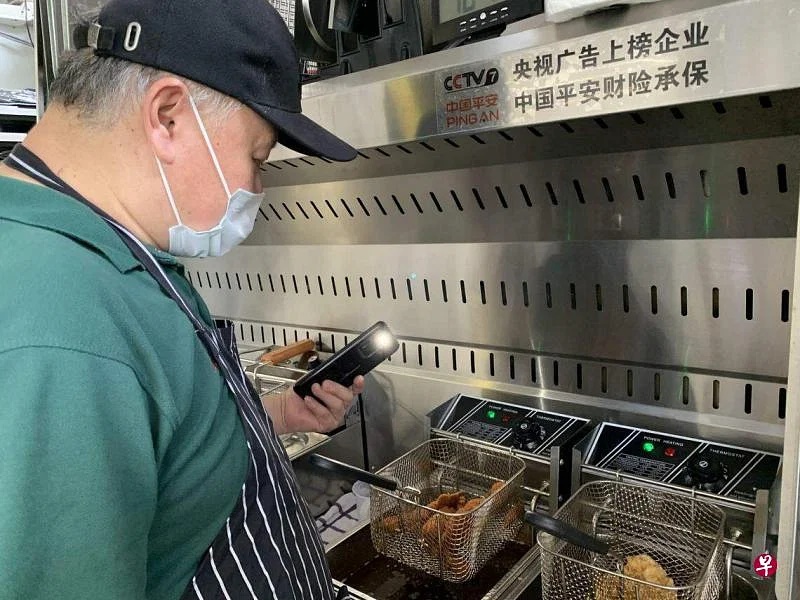 特需者经营食摊 切菜烹调样样行