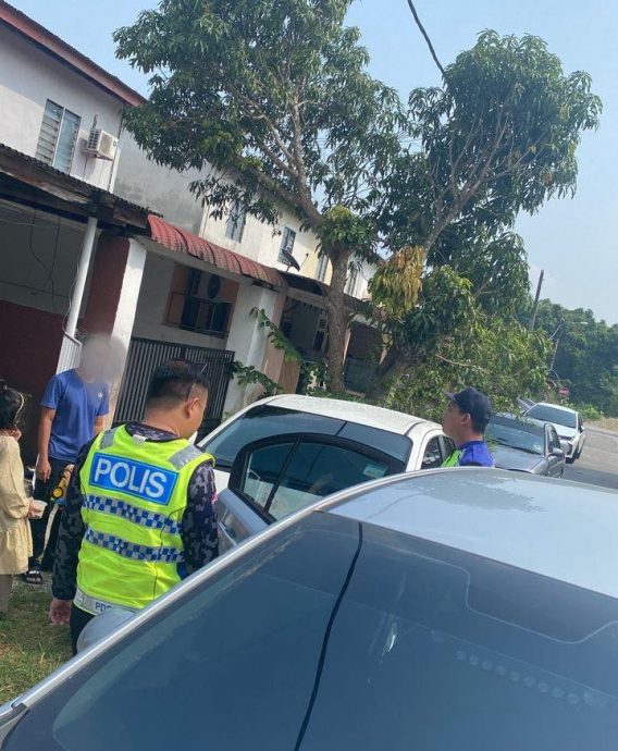 (未签发)国:暖势力:小姐弟迷路在路上游荡,被警察叔叔安全载送回家