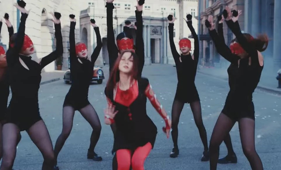 Jisoo@BP新歌遭批难听  翻车造型尬变阿嬷