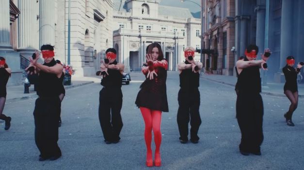 Jisoo@BP新歌遭批难听  翻车造型尬变阿嬷