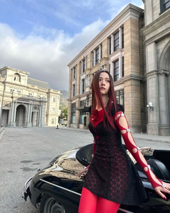 Jisoo开花舞神同步《保佑》 王彩桦荣幸获封始祖