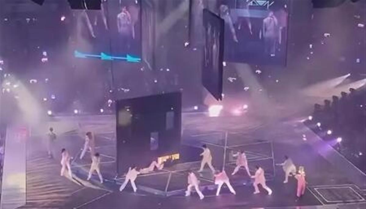 MIRROR重伤舞者阿MO 治疗39周能靠机械行走万步