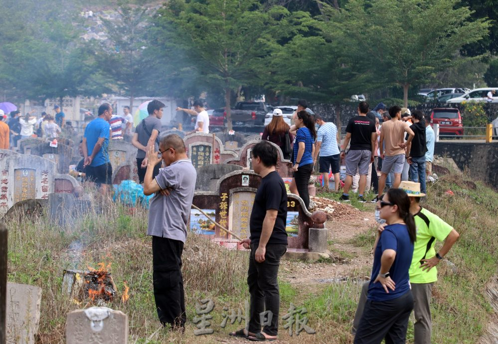 NS封底芙蓉/清明节正日最后一个周日，芙义山人头攒动