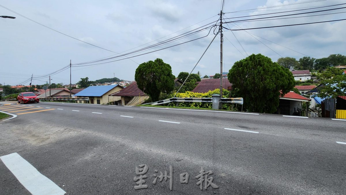 NS封面主文/花城大小事:新村路窄,来往车辆同行 惊险万分