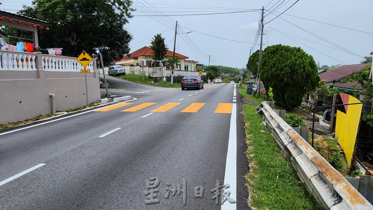 NS封面主文/花城大小事:新村路窄,来往车辆同行 惊险万分