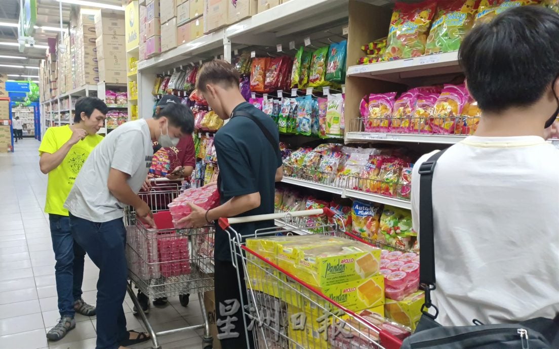 NS庇朥/瓜拉庇朥青团运派200份干粮物资送暖给露宿者