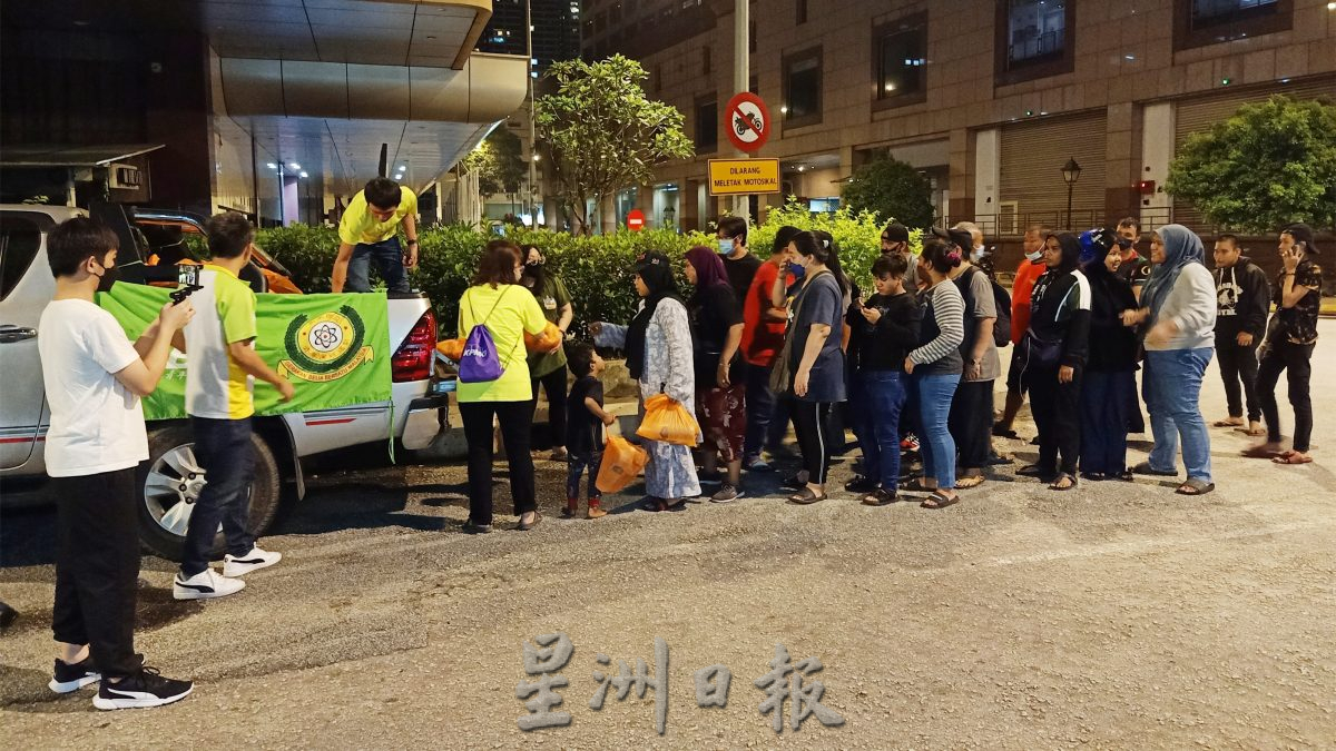 NS庇朥/瓜拉庇朥青团运派200份干粮物资送暖给露宿者