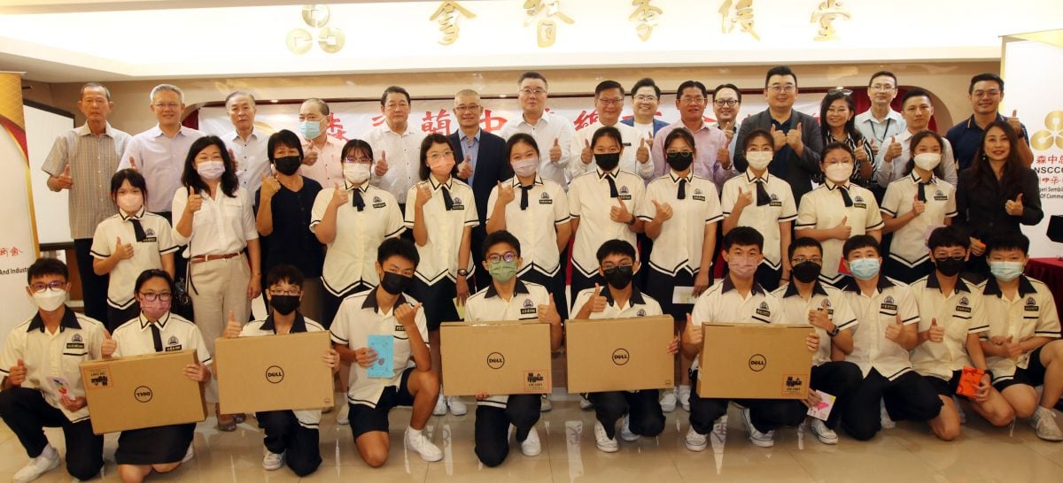 NS芙蓉/森中总颁发“清寒子弟助学金”给森二独中42名学生,总额逾15万令吉