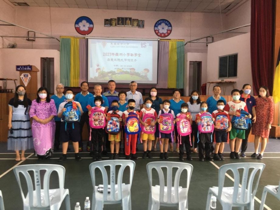 NS芙蓉/森美兰赖氏宗祠为6小学 送书包红包给清寒生