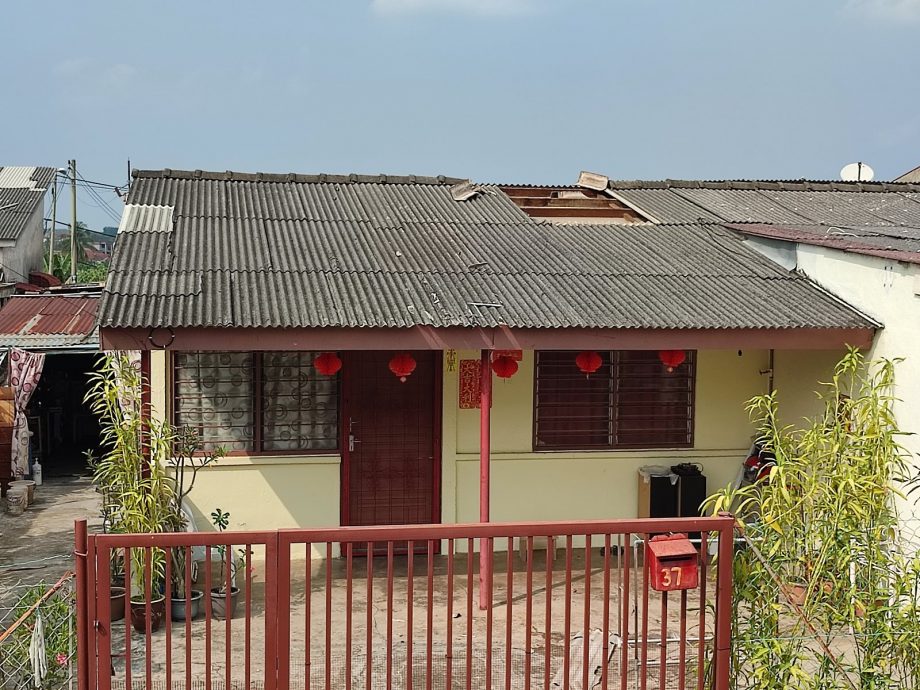 NS马口:艳阳天竟然吹起强风,马口平民屋4间住家被掀开屋瓦