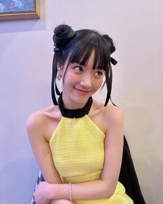 33岁李侑菲绑双丸子头被批装嫩　幽默反击酸民	