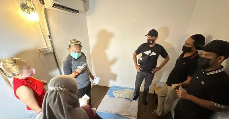  3公务员上班时间去“买春”  被捕后解释：因为太疲劳