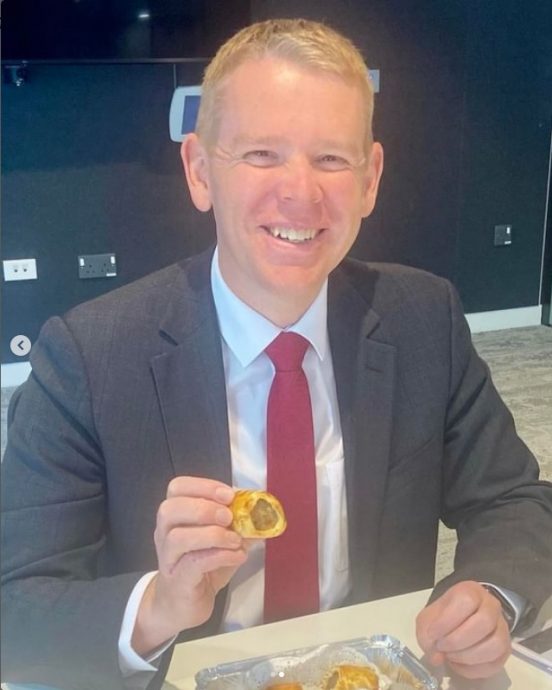 40年前路边挥手迎迓 纽总理获英王赠最爱美食