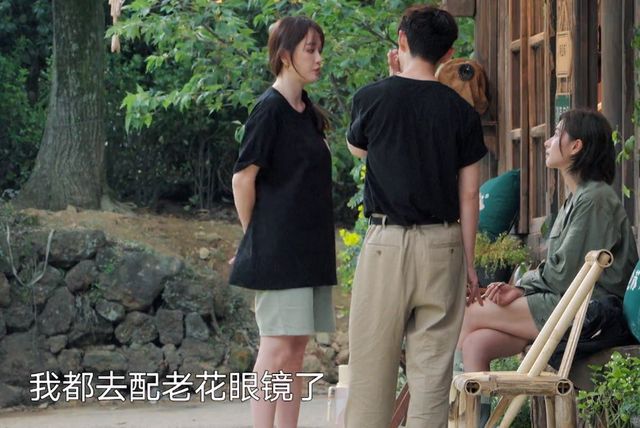 44岁陈乔恩认老花眼 不戴眼镜剪不了指甲