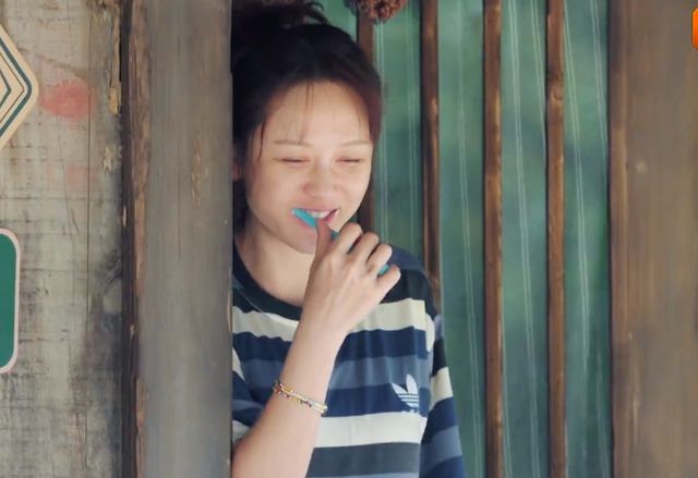 44岁陈乔恩认老花眼 不戴眼镜剪不了指甲