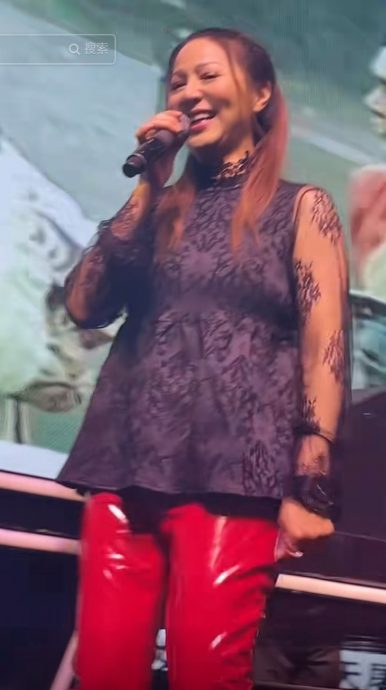 47岁滕丽名暴肥变大妈 黑蕾丝衫配鲜红皮裤被酸爆