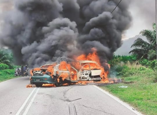 4车连撞2车起火 司机乘客及时逃生