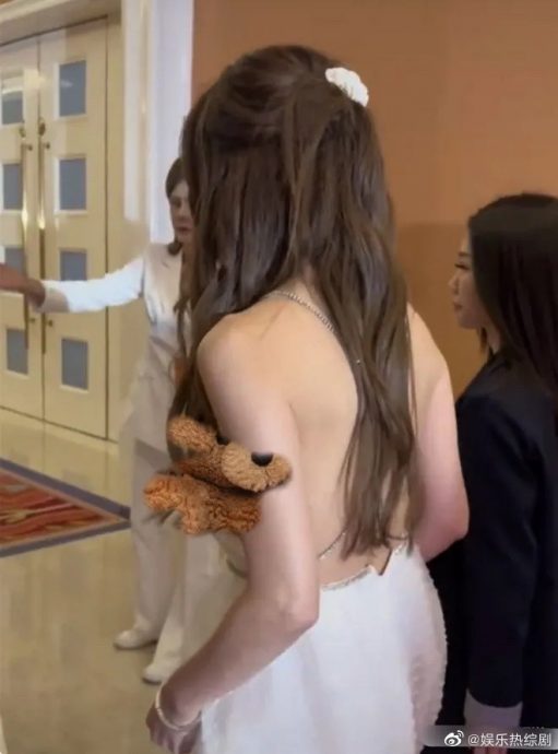 56岁温碧霞商演疑真空上阵 挨轰:明星必须裸露吗?