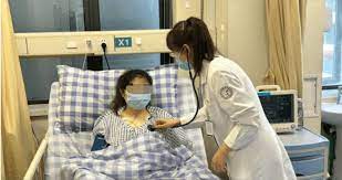 60人登山团遭雷击!中国女子“眼睁睁看自己倒下”