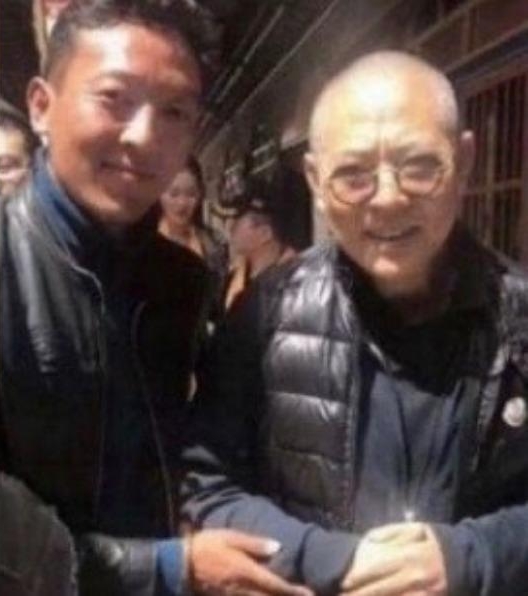 60岁李连杰暴瘦代言　凸眼黝黑衰老网吓歪