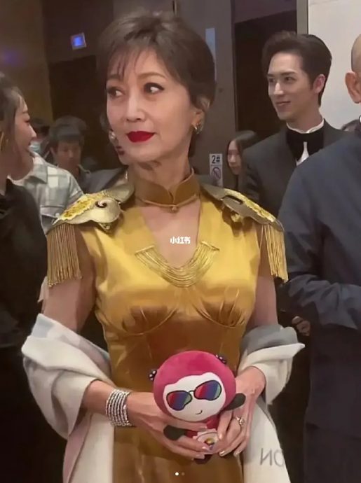 68岁赵雅芝惊现老人纹 网心痛化浓妆挣钱