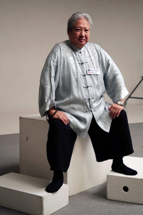 71岁洪金宝享三代同堂之乐 一细节揭真实健康状态	