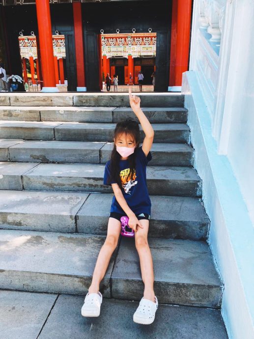 7岁儿大热天坚持穿长裤  隋棠老公教儿反制同学 