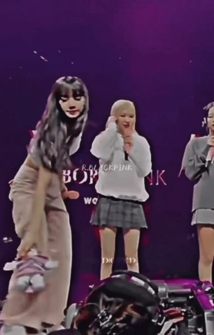 BLACKPINK巡演险被偷拍裙底？ 惊爆粉丝玩偶藏摄像头 