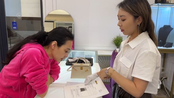 假包疑云|王思佳火大送美国鉴定 网揪2疑点酸:借到真包?