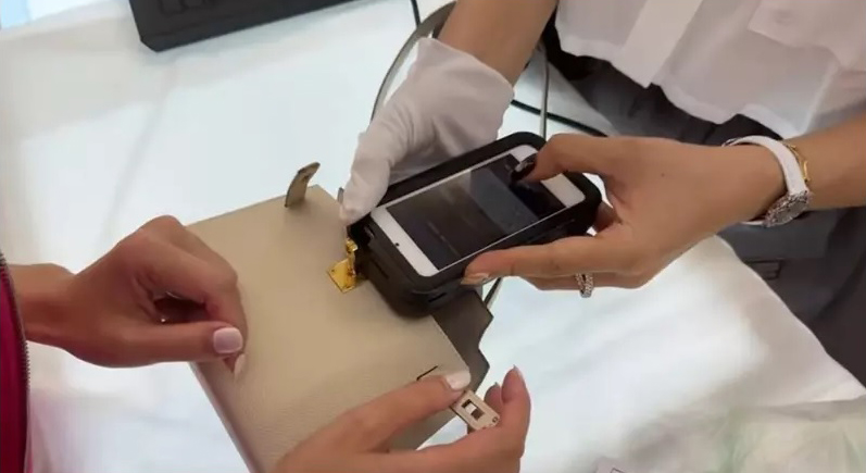 假包疑云|王思佳火大送美国鉴定 网揪2疑点酸:借到真包?