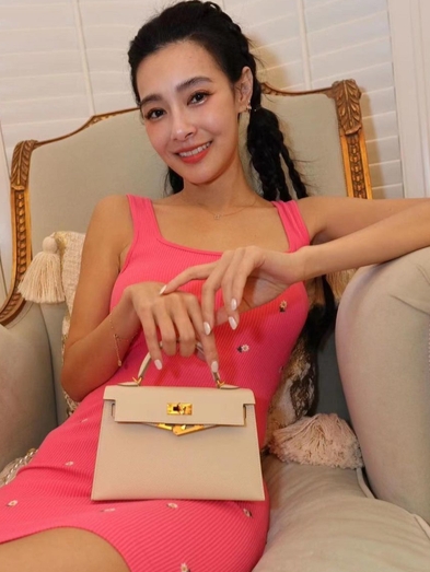 假包疑云|王思佳火大送美国鉴定 网揪2疑点酸:借到真包?