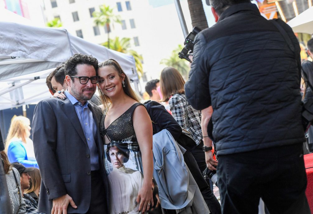 ​莉亚公主星战日获星致敬 天行者见证