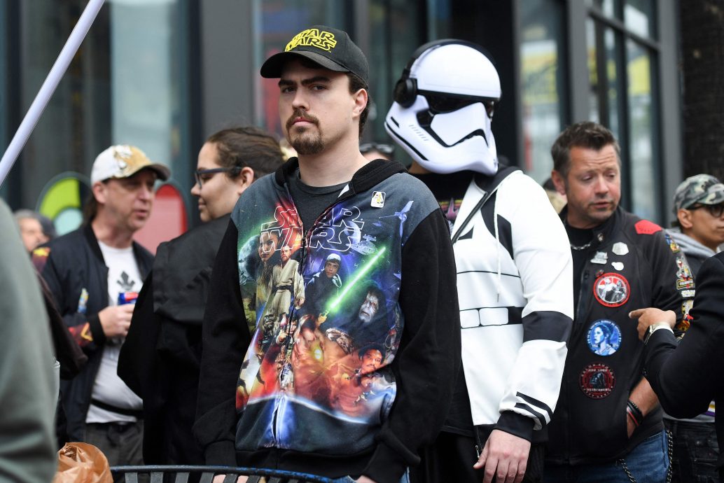 ​莉亚公主星战日获星致敬 天行者见证