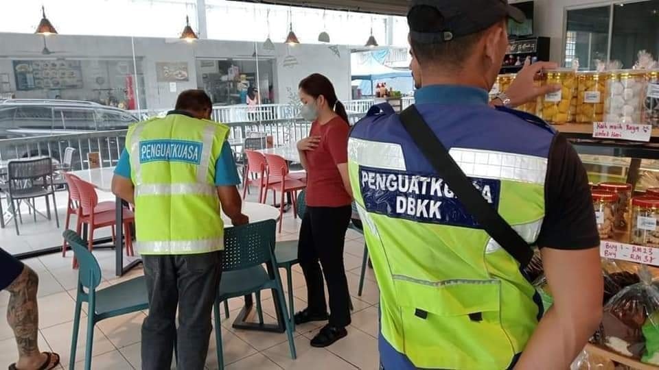 “不想车被毁就别移走椅子” 店家竖牌霸车位遭网怒“太嚣张”