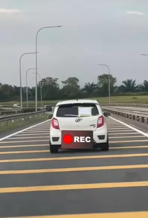 “我刚生，若车速慢，请见谅”  网民赞车主“太可爱”