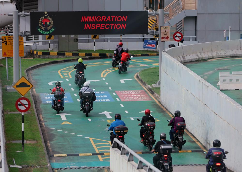 “政治人物别只为拍照涉违法”  半岛移民工会谴责分享柔新关卡 