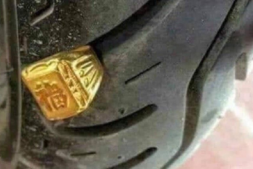 “福”字金戒卡轮胎 网劝女子:不是你的不好拿