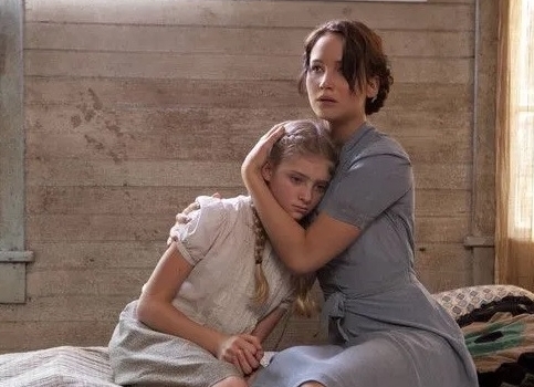 《饥饿游戏》女星遭骇客勒索  怒报警自晒全裸照反击