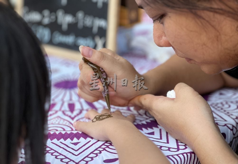 不同肤色和谐相融 异同开斋文艺大荟萃