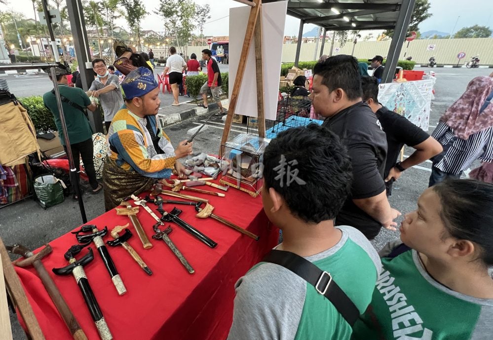 不同肤色和谐相融 异同开斋文艺大荟萃