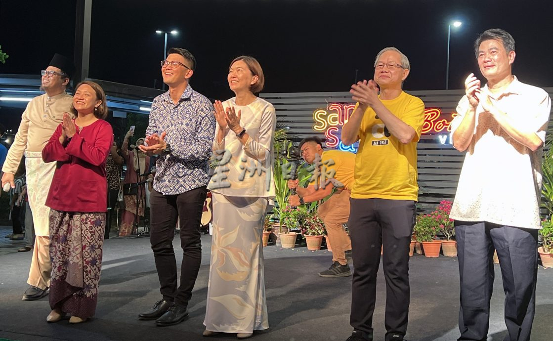 不同肤色和谐相融 异同开斋文艺大荟萃