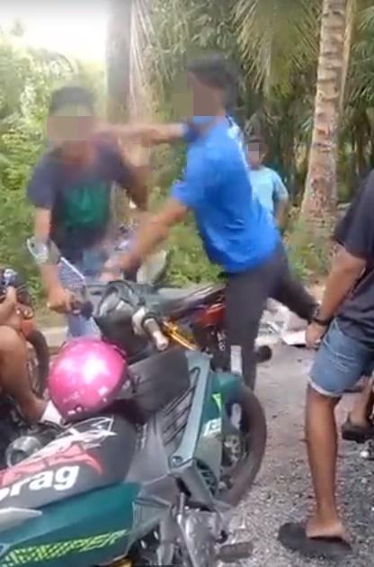 不满摩托车排气管吵声 青少年起争执打架 
