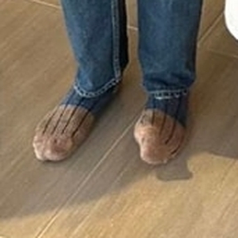 与寿司师傅合照 梁朝伟“社恐式”脚趾抠地抢镜