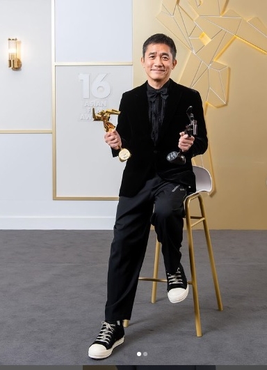 与寿司师傅合照 梁朝伟“社恐式”脚趾抠地抢镜