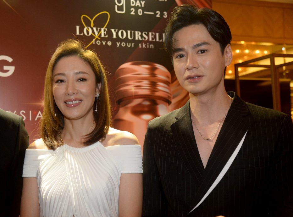 与杨茜尧罗子溢一起敬酒 黎诺懿被亏像伴郎