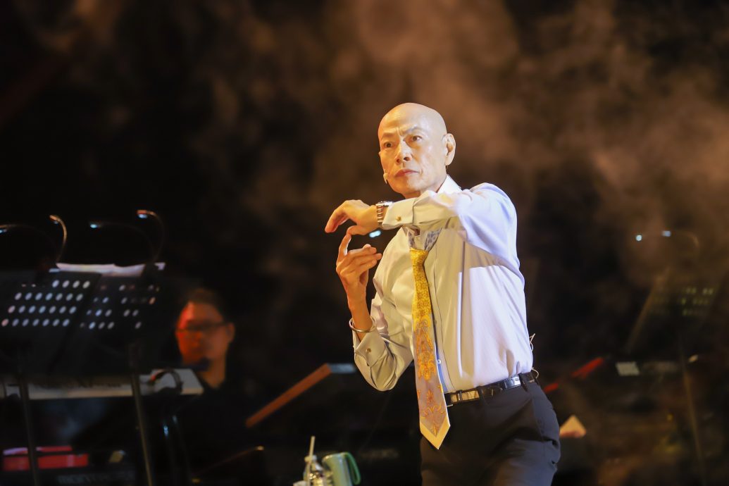 与汪明荃耍花枪放闪  罗家英耍太极唱到喘